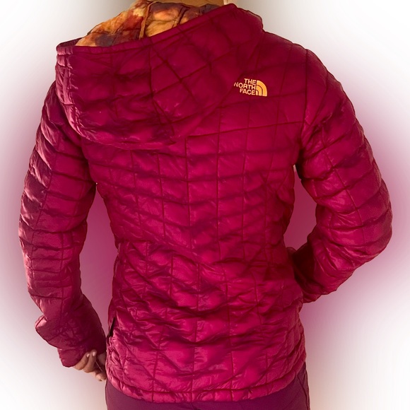 Women’s North Face Thermoball Hoodie magenta pink size XS jacket micro puff - Picture 3 of 12